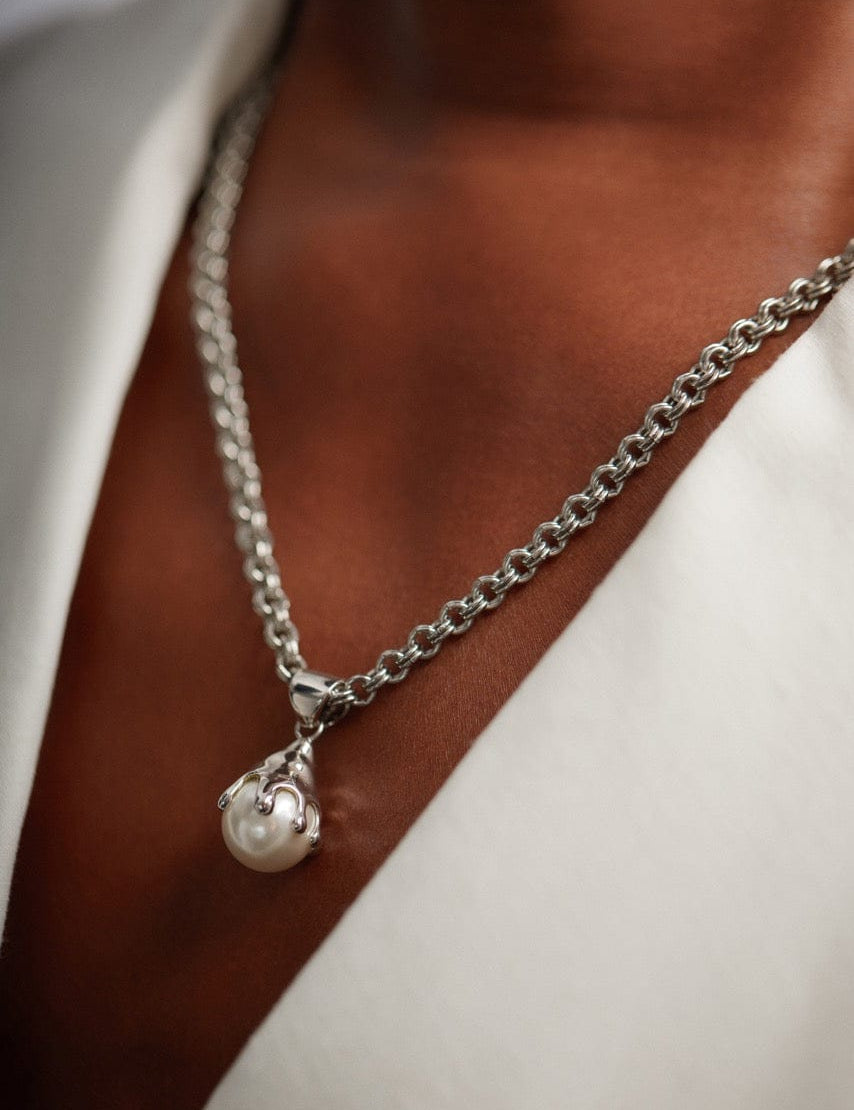 Risqué Necklaces Venere Melt Pearl Pendant Necklace Silver